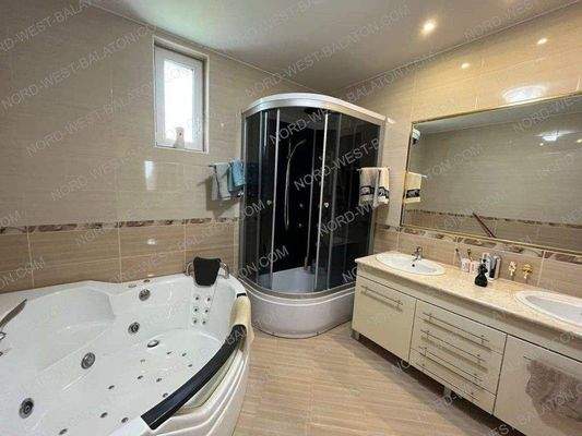 Bad mit Wanne, Dusche und WC