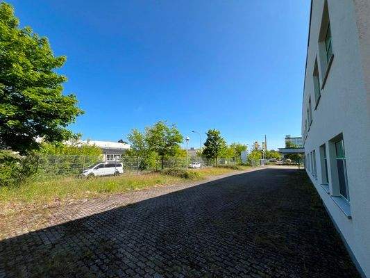 Seitlicher Blick übers Gelände