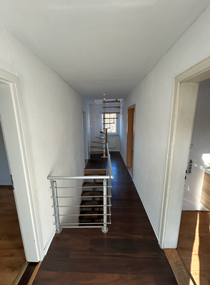 Flur OG mit Wendeltreppe ins DG.png