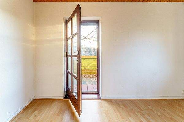 Helles, lichtdurchflutetes Schlafzimmer