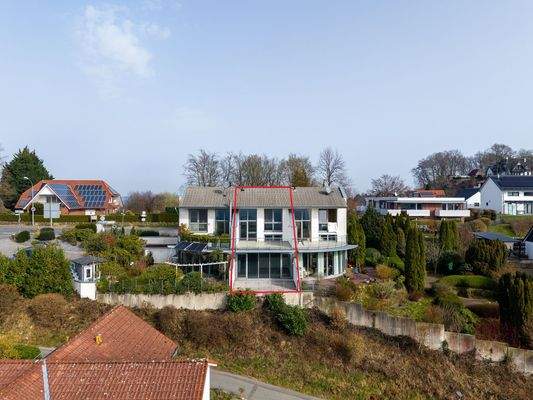 Rückansicht mit Terrasse und Dachterrasse