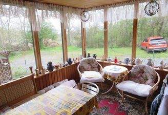 Großes Wohnzimmer mit Panoramafenstern