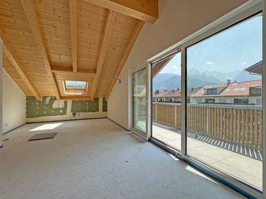 Wohnzimmer mit Balkon