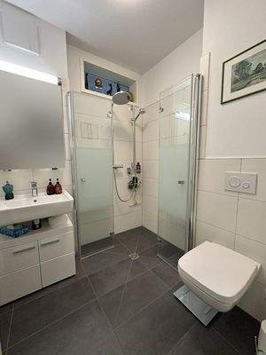 2. Badezimmer mit Dusche