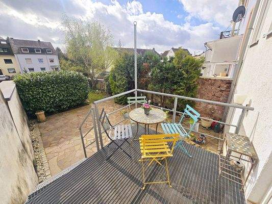 gemütlicher Sonnenplatz mit Treppe zur Terrasse und in den Garten