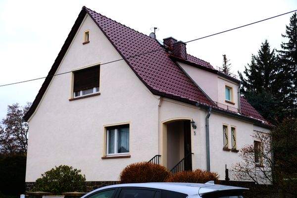 2 Straßenansicht mit Hauseingangsbereich.JPG