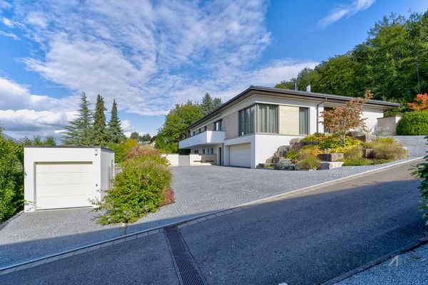 Großzügige Auffahrt und viele Parkmöglichkeiten