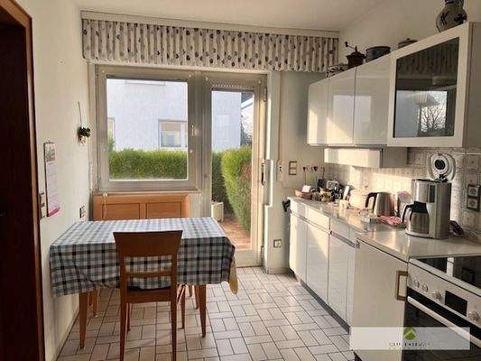 Küche mit Zugang in den Garten