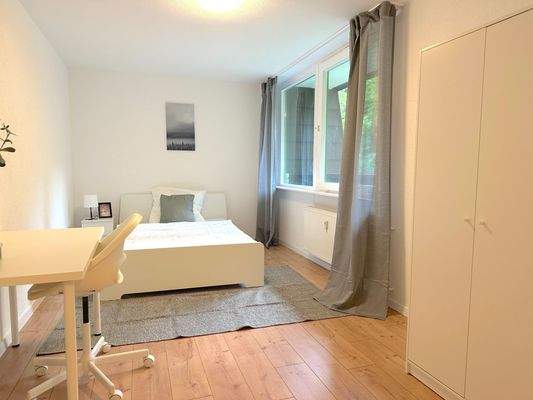 Helles Zimmer mit Balkon