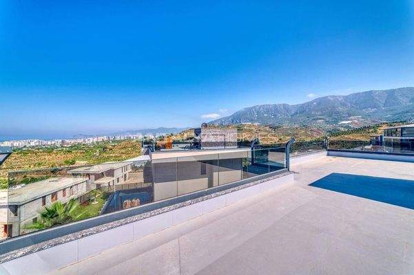 Sea and City-View House with Swimming Pool in Alanya