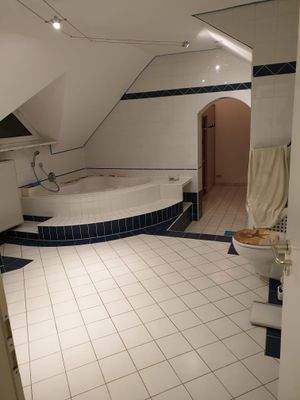 Badezimmer mit Dusche und Badewanne