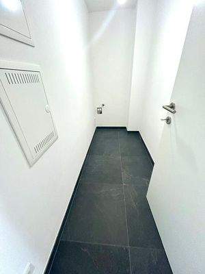 Abstellraum mit Waschmaschinenanschluss