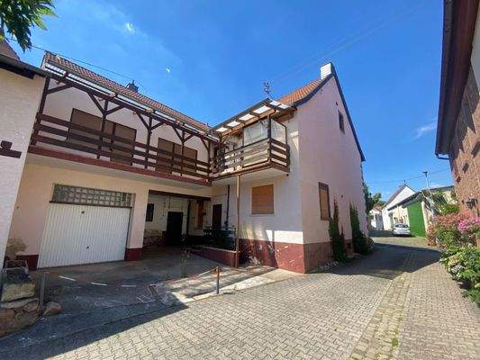 Rückansicht mit Einfahrt zur Garage