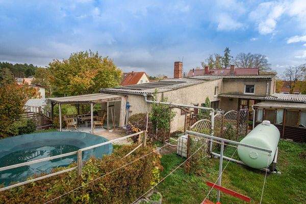 Blick Garten in Richtung Straße