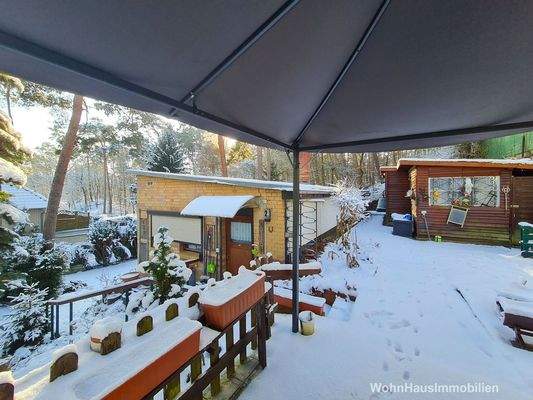 Blick vom Sitzplatz aus Haus und Nebengelass