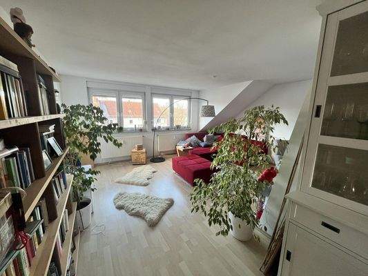 Blick von Küche in Wohnbereich