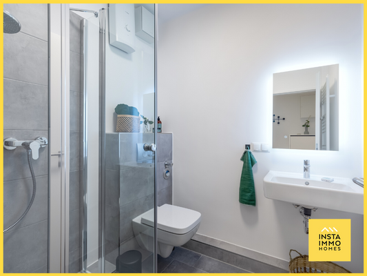 Modernes Duschbad mit Echtglasdusche