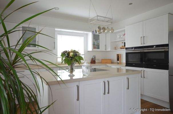 Küchenbereich mit Einbaugeräten