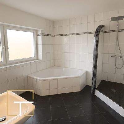 Modernes Badezimmer.jpg