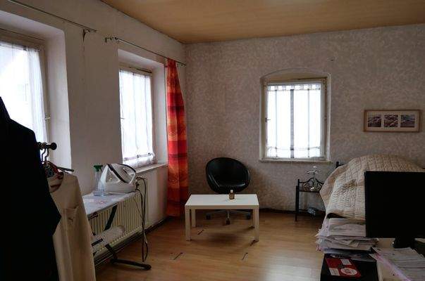 Arbeitszimmer Obergeschoss mit drei Fenstern