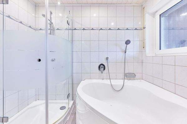 Bad mit Wanne und Dusche