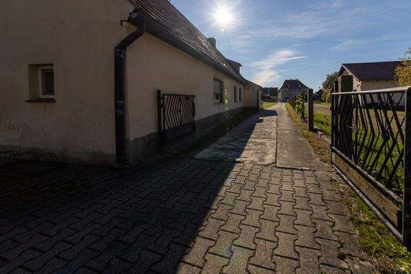 Zufahrt zu den Garagen hinter dem Haus