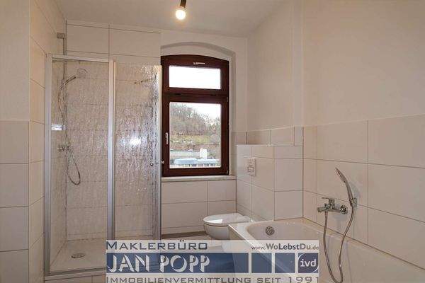 Tageslichbad mit Wanne und Dusche