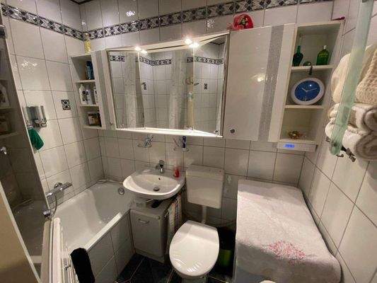 innenliegendes Bad mit Wanne (1).jpg