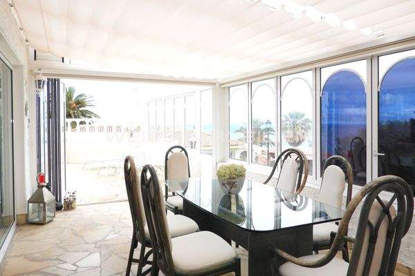 Wintergarten geöffnet, mit der Poolterrasse im Hintergrund