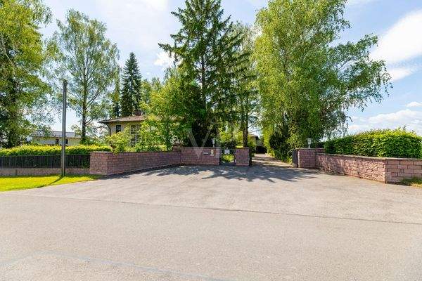 Eingangs- und Zufahrtsbereich des Anwesens