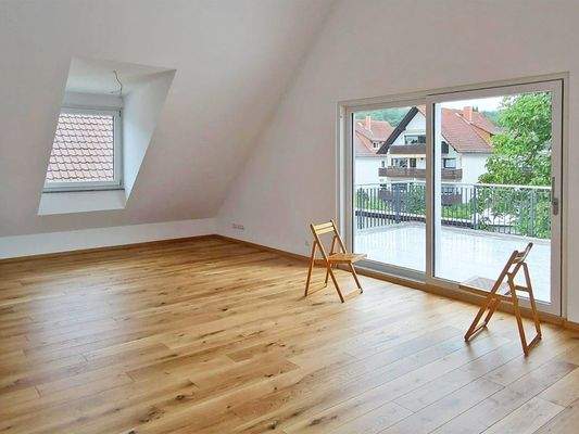 Wohnraum im DG mit hohen Decken