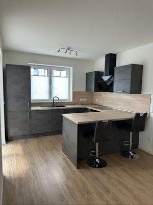 Moderne Küche mit Theke