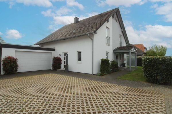 Hausansicht mit Garage