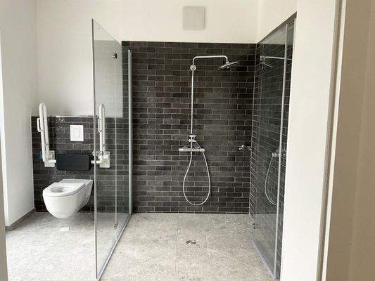 Bad mit großer Walk-In-Dusche