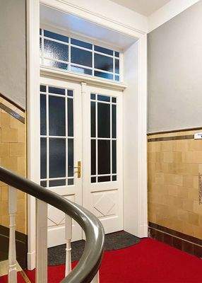 Treppenhaus mit historischen Türen