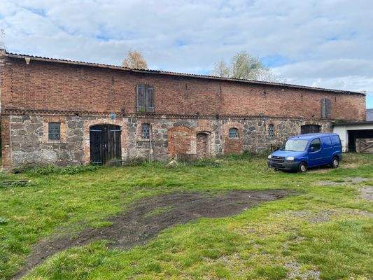 Linkes Stallgebäude