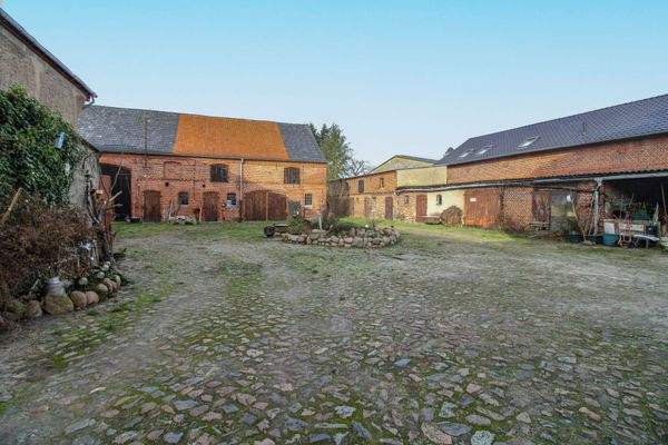 Innenhof mit Nebengelass