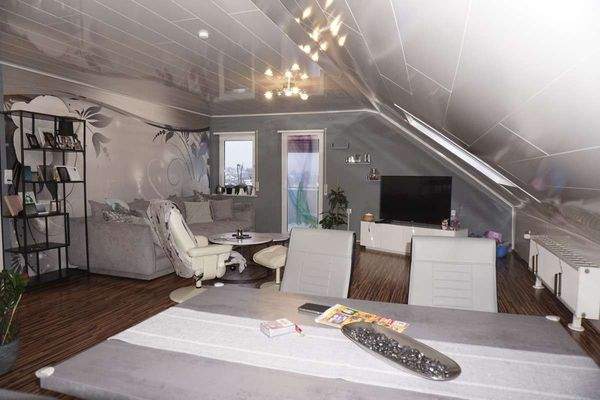 DG Wohn Essküche mit Balkon