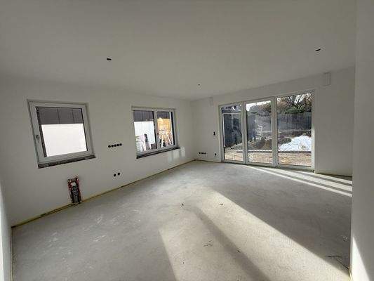 großzügiger Wohnraum mit Terrassenzugang