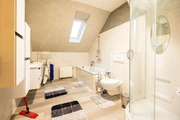 Tageslichtbad mit Dusche und Badewanne