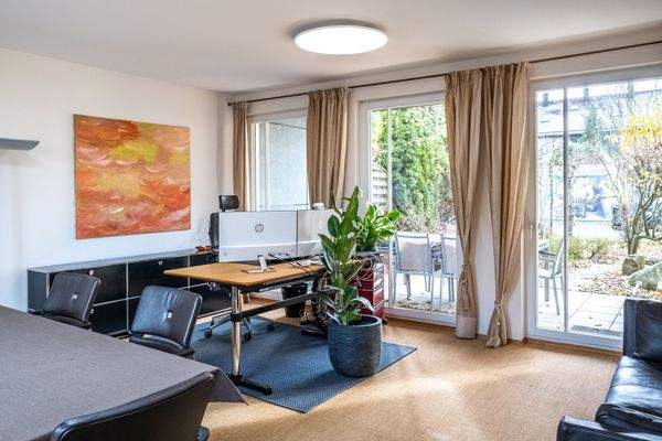 Helles Büro mit Zugang auf die Südterrasse