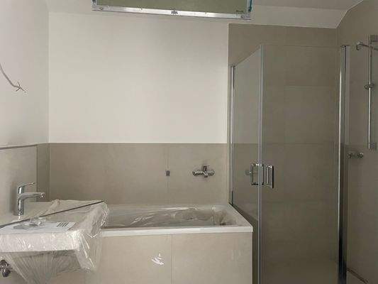 Bad mit Badewanne und Dusche