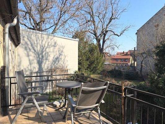 großer Balkon mit Blick in den Garten