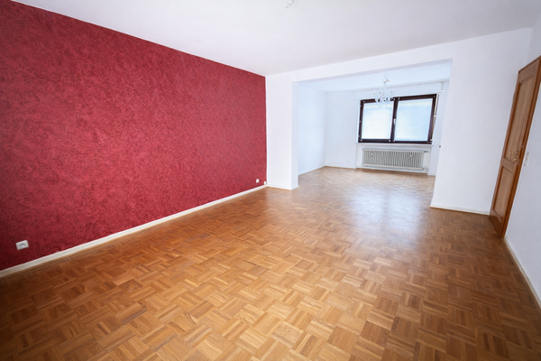 Wohnzimmer mit roter Wand und Fenster
