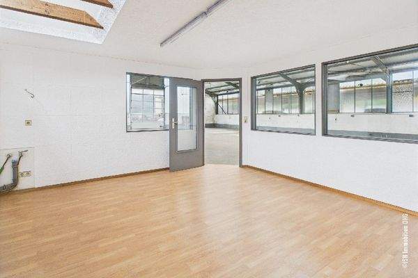 Büro in der Werkhalle