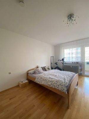 Das Schlafzimmer mit Zugang zum Balkon