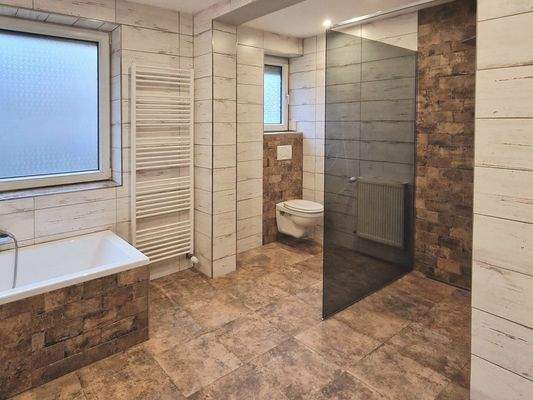 Badezimmer Ergeschoss