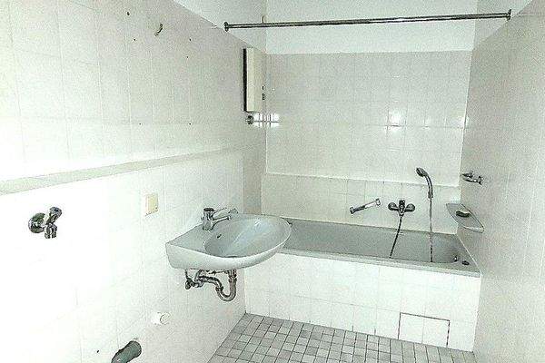 Badezimmer mit Stlpl. Waschmaschine.jpg