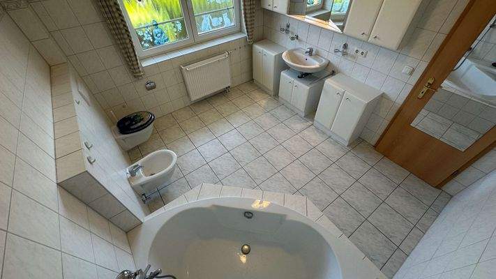 Badezimmer mit Fenster