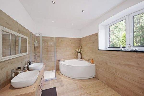 Luxusbadezimmer im Erdgeschoss